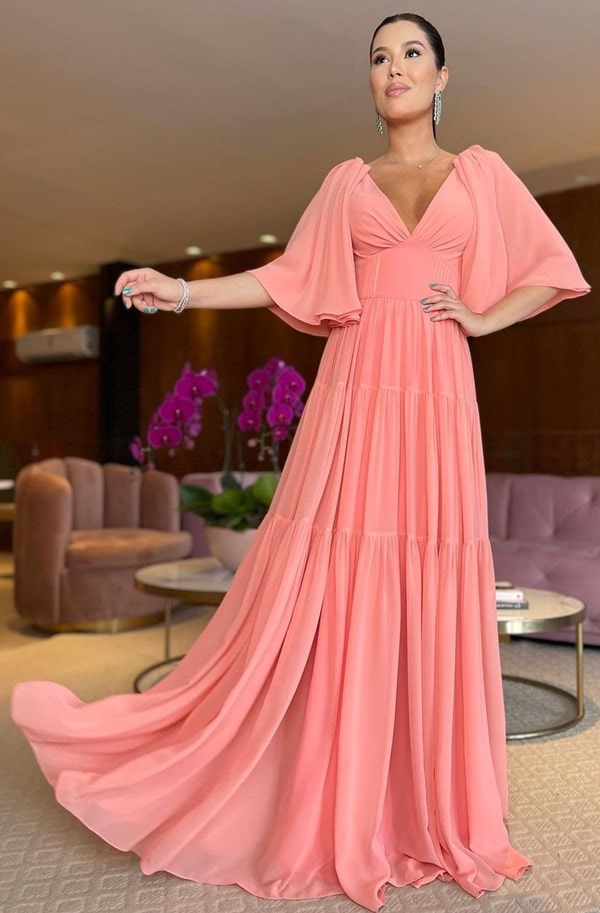 vestido de festa longo pêssego coral fluido com cintura marcada  e manga curta soltinha tipo capa