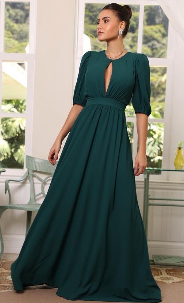 vestido longo verde escuro com decote discreto e manga curta