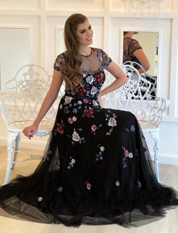vestido de festa longo preto de tule com bordado de flores coloridas, modelo fluido com manga curta de tule