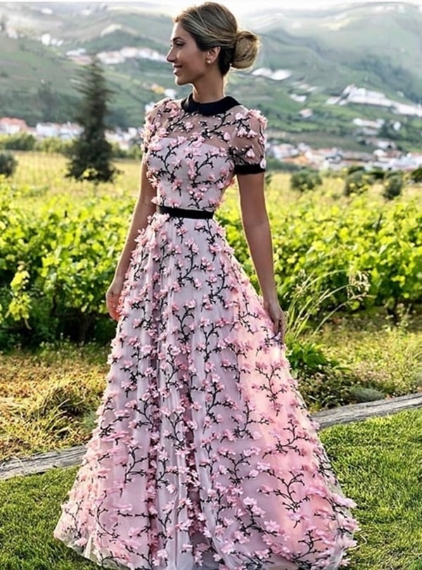 Vestido de festa longo rose com manga curta e aplicação de bordado  3D em todo vestido