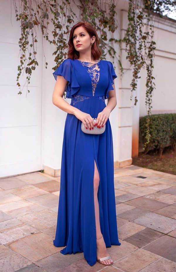vestido de festa longo azul bic fluido com manga curta, decote discreto e fenda