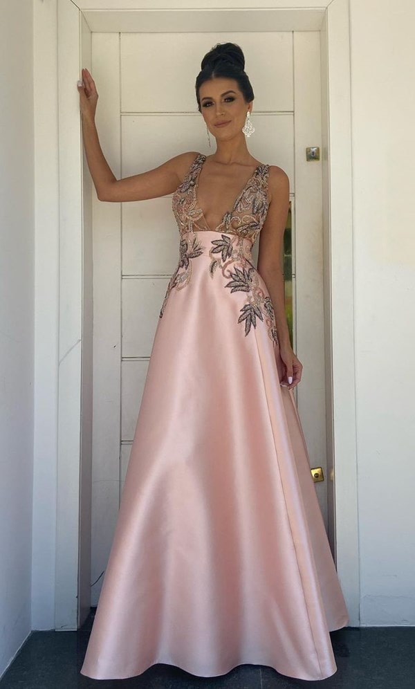 vestido de festa longo rose de alfaiataria com saia lisa e bordado na parte superior do vestido