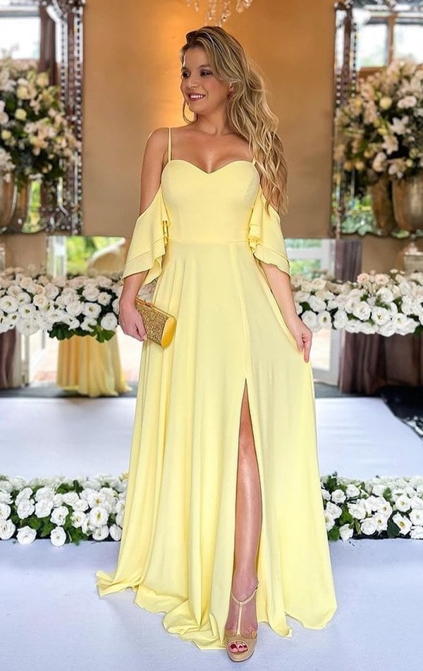 vestido longo amarelo claro fluido com fenda para casamento