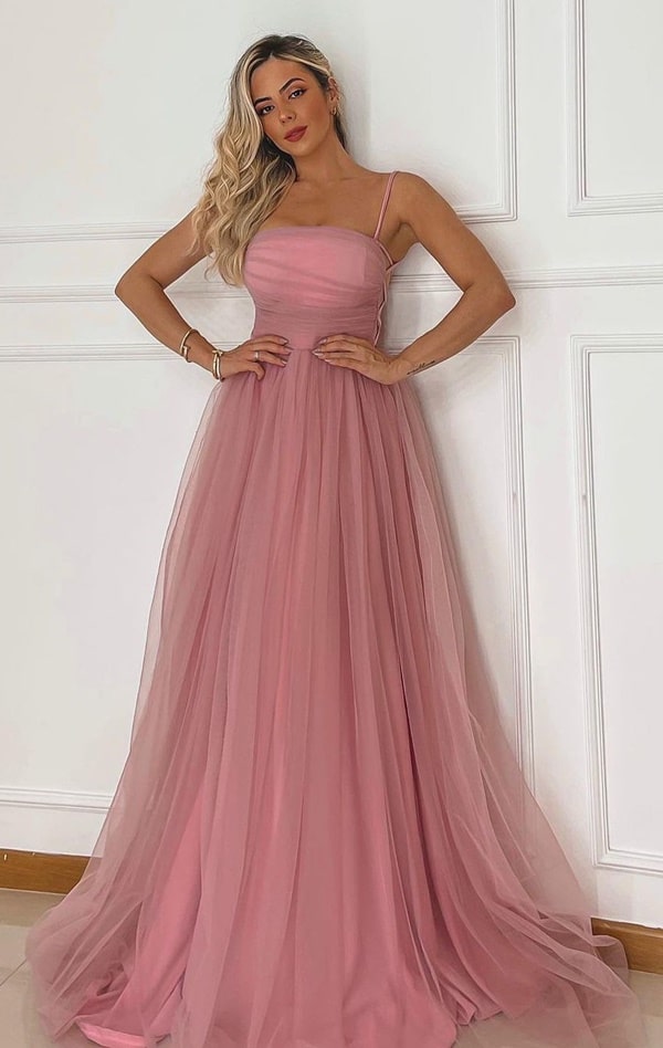 Vestido rosa seco lindíssimo com saia ampla, alcinhas e recorte na lateral do vestido
