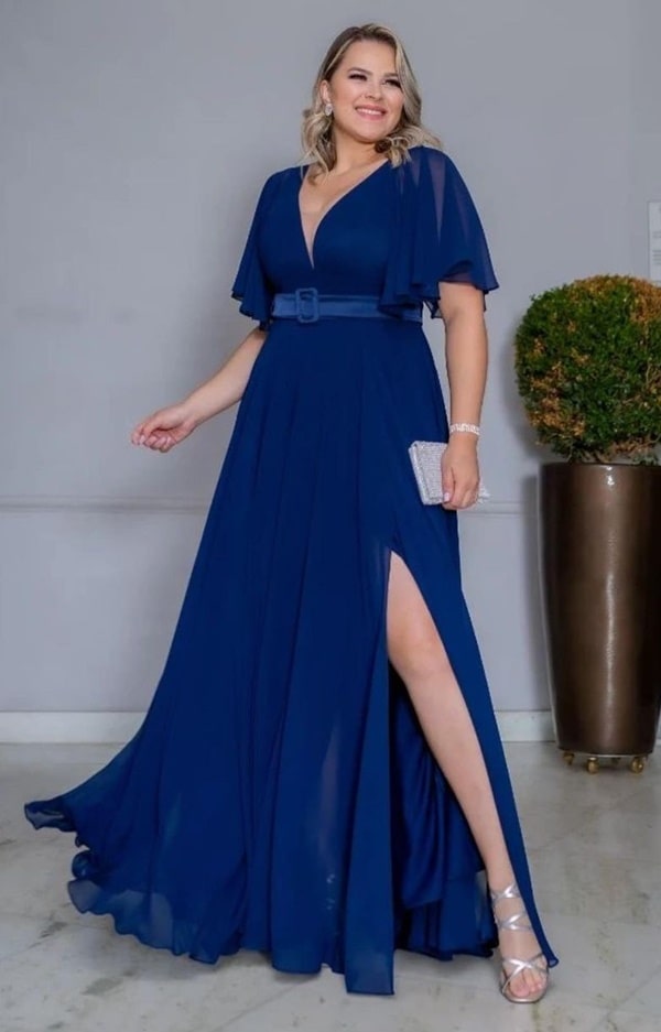 vestido de festa plus size longo azul marinho fluido com fenda e manga curta