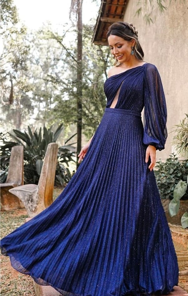 vestido de festa longo azul marinho de lurex plisssado com uma manga longa