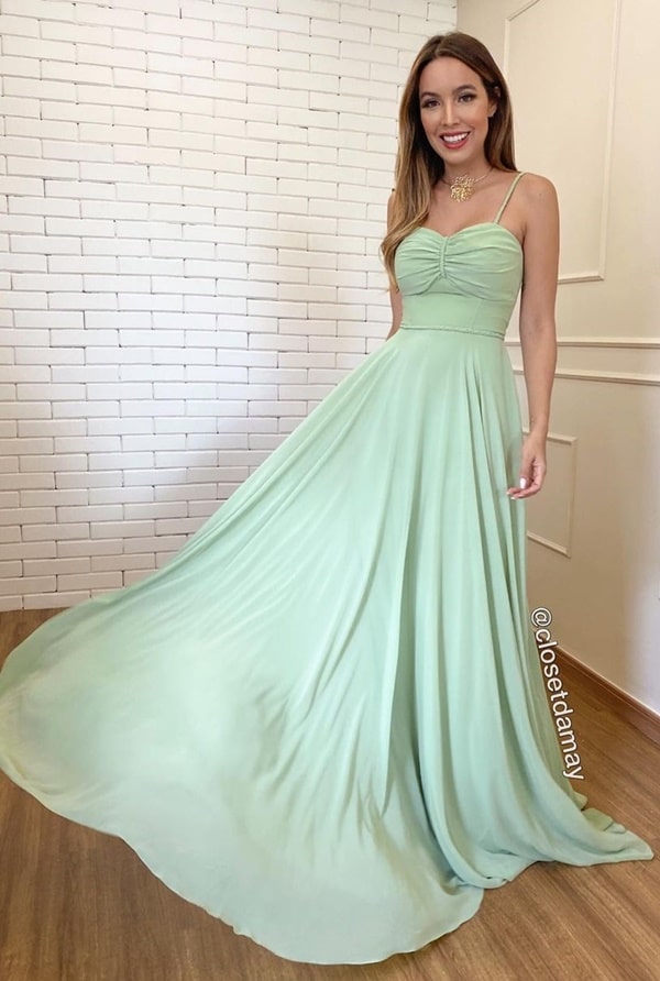 vestido verde menta simples e lindo, modelo com saia fluida, parte de cima do vestido justa e alças finas
