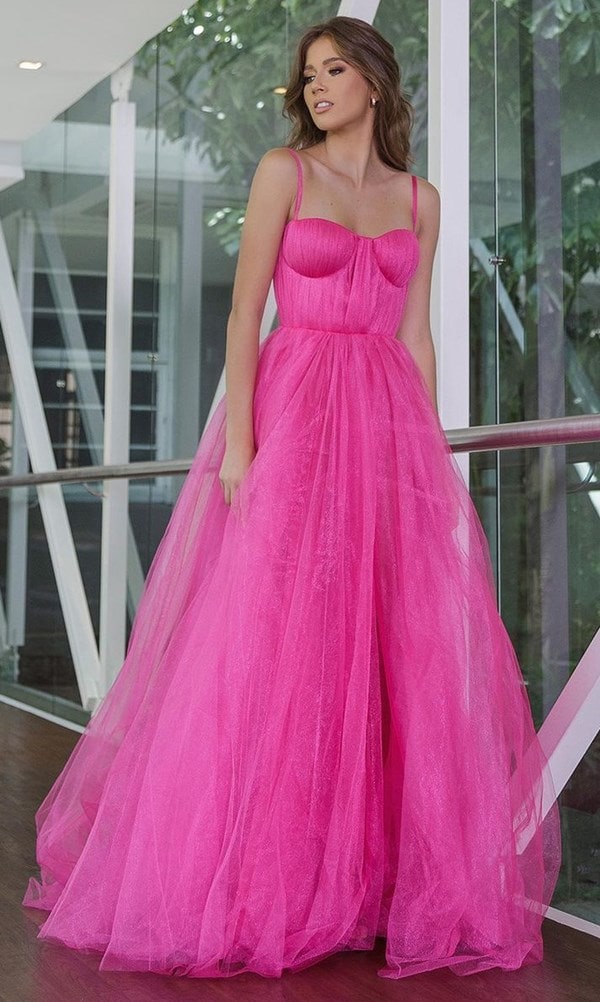 vestido de festa longo pink com saia de tule, corpete estruturado e alças finas