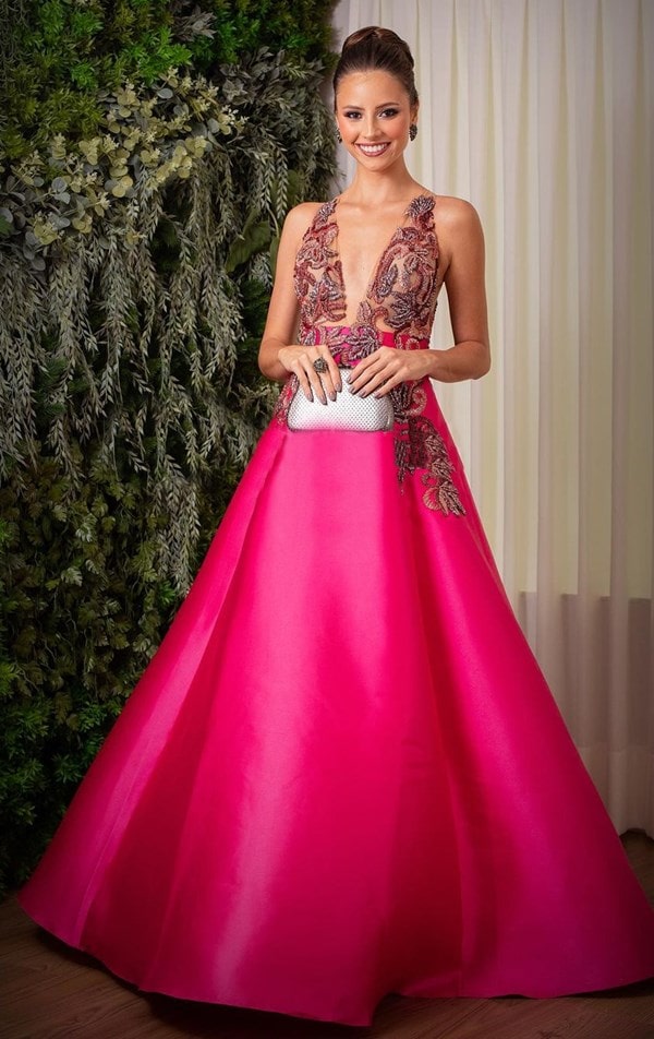 vestido de festa pink  de alfaiataria, com saia ampla de zibeline e bordado na parte de cima do vestido