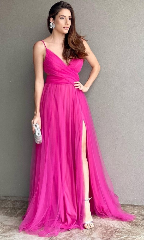vestido de festa longo pink fluido com alças finas e fenda