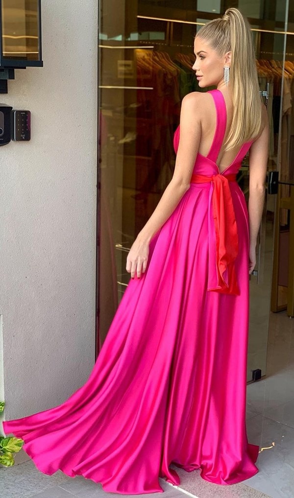 vestido de festa longo pink com alças largas e cinto de tecido vermelho
