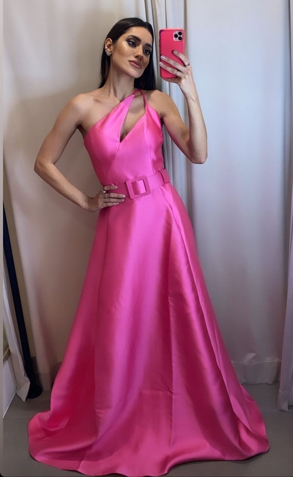 Vestido pink com decote assimétrico e cinto do mesmo tecido do vestido