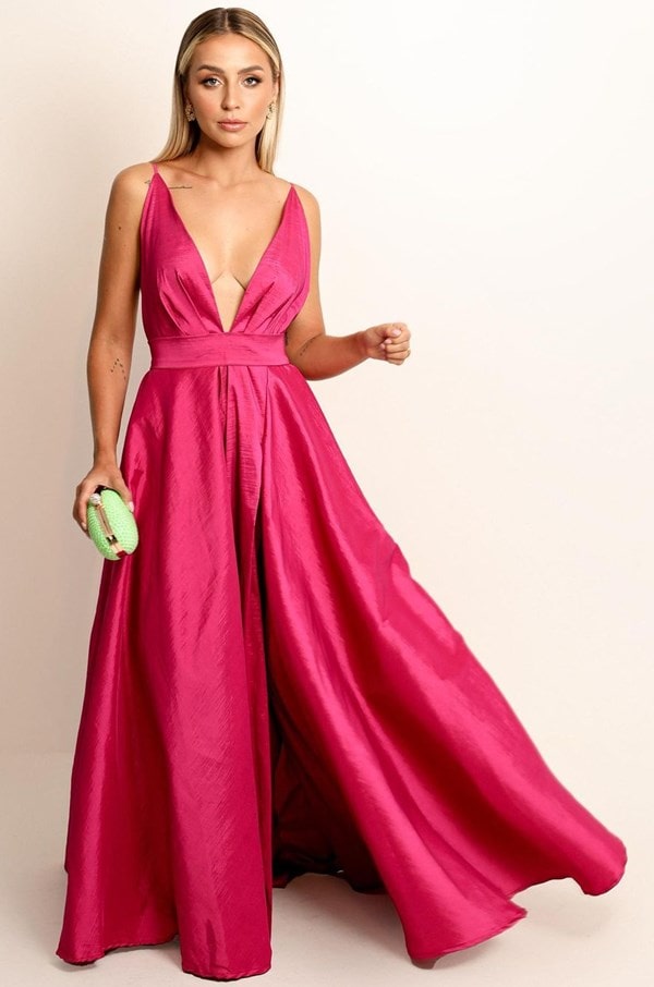 vestido de festa longo pink com alças fina, saia ampla e decote profundo