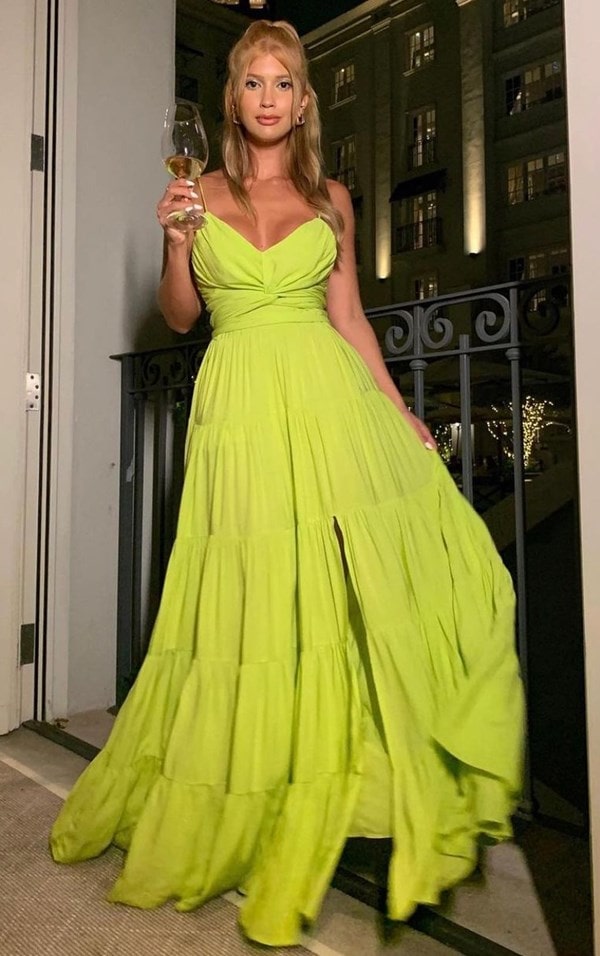 vestido de festa verde lima fluido com alças finas e fenda