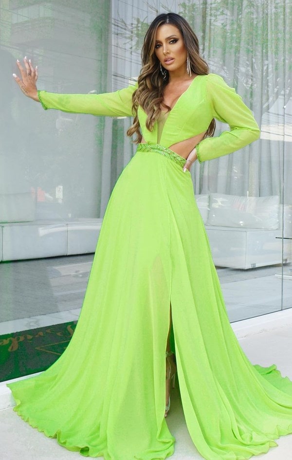 vestido de festa longo verde lima com manga longa, recorte na cintura e bordado no punho do vestido