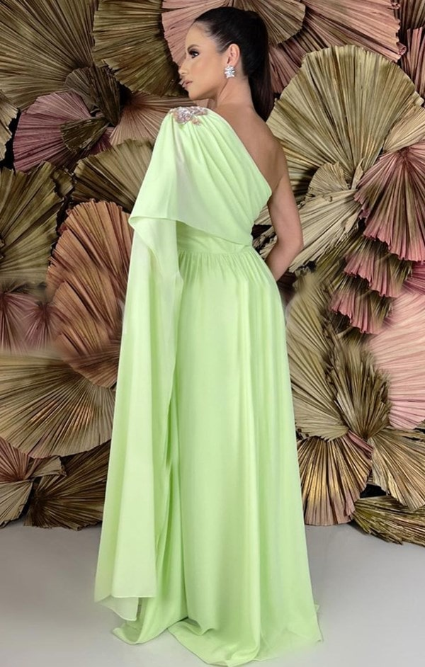vestido de festa longo verde lima com manga capa um ombro só com bordado na cintura