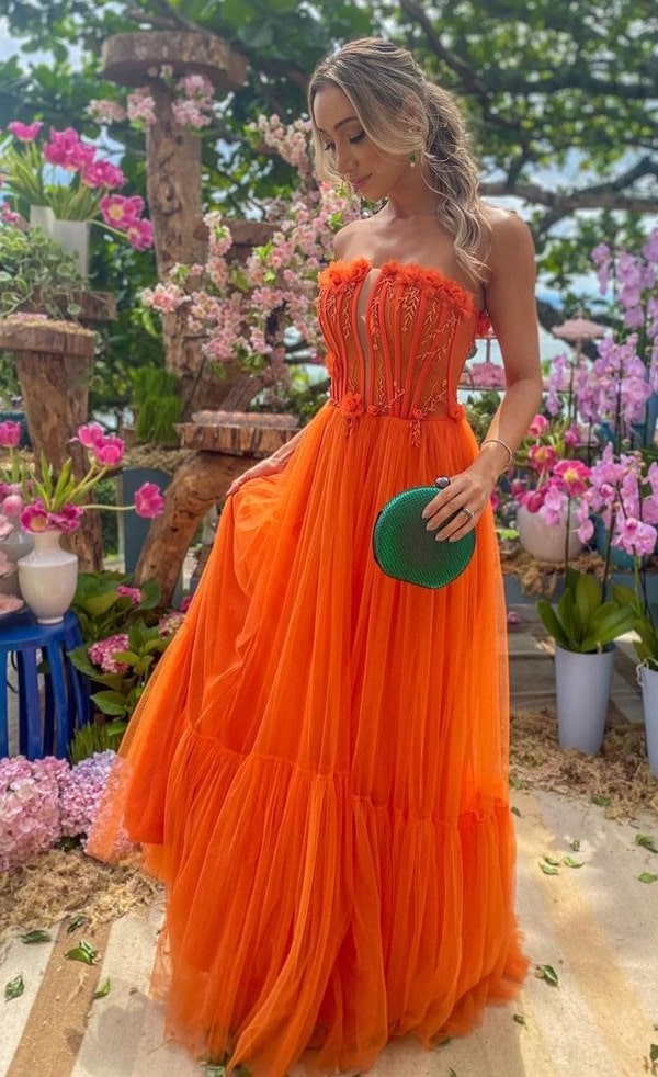 vestido  laranja com saia de tule fluida e corpete estruturado bordado com flores 3D