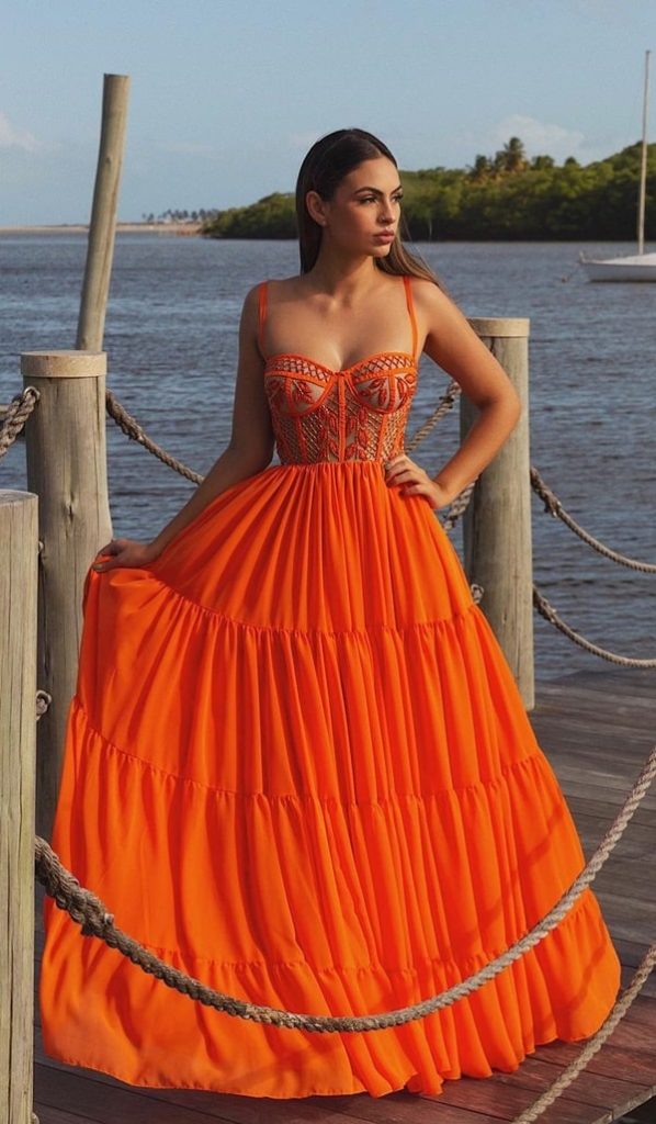 Vestido longo laranja com corpete estruturado e bordado