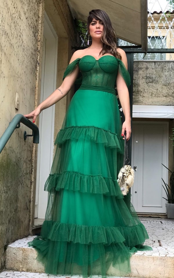 Vestido verde com babados e corpete estruturado, estilo corselete