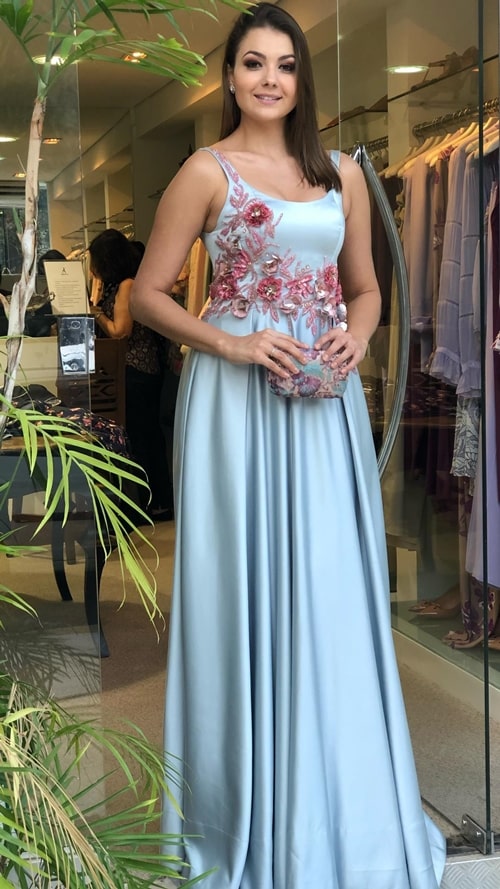 vestido de festa longo azul serenity com bordado de flores 3d rosa com vitrilhos e linha