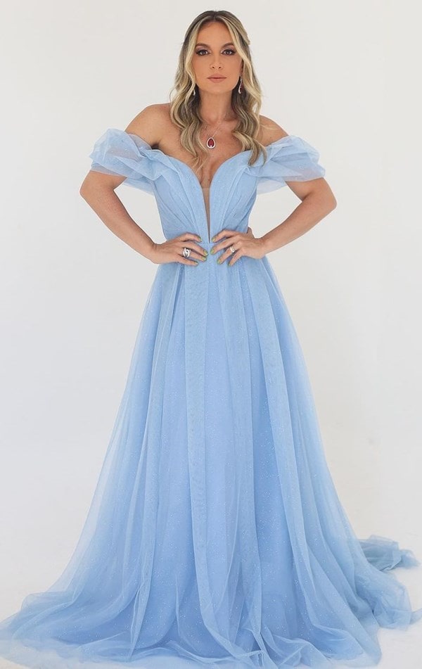 Vestido azul serenity de tule com brilho discreto e decote ombro a ombro princesa