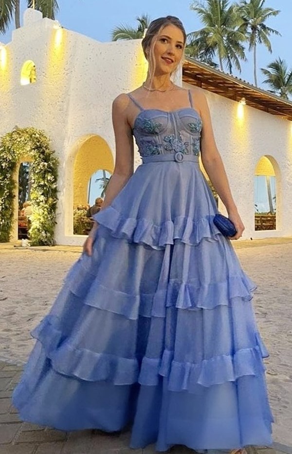 Madrinha lindíssima usando vestido azul serenity com saia lisa e babados na parte superior.
