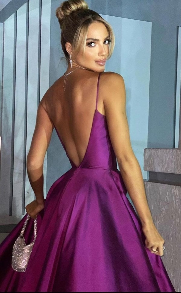 vestido de festa violeta roxo modelo princesa com alças finas e fenda e decote nas costas
