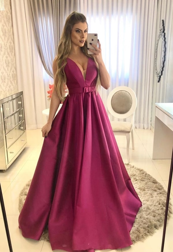 vestido de festa fúcsia estilo princesa com cinto do mesmo tecido do vestido