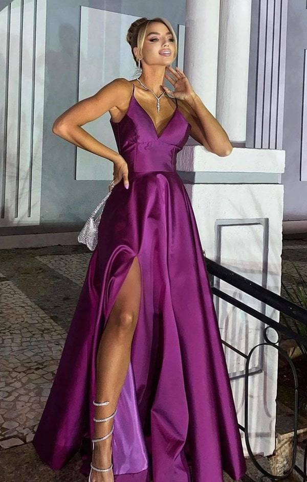 vestido de festa violeta roxo modelo princesa com alças finas e fenda