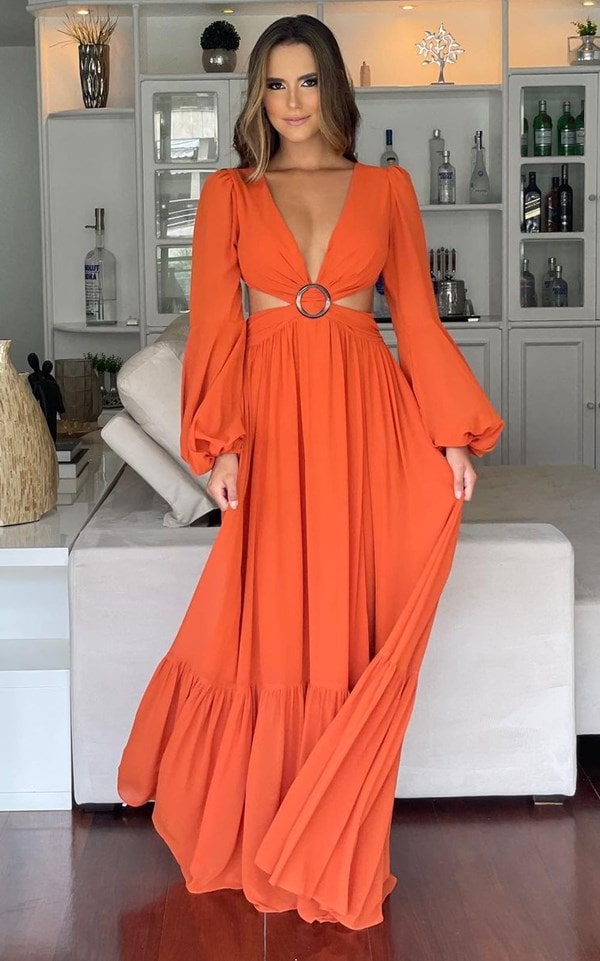 Vestido longo laranja com mangas longas e recorte na cintura