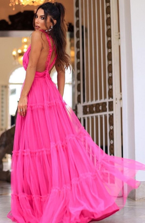 vestido de festa longo pink fluido para madrinha de casamento ao ar livre