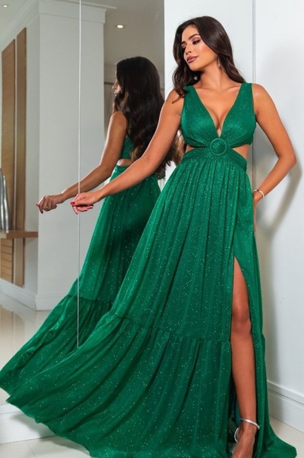  Vestido verde com brilho no tecido do vestido e recorte na cintura