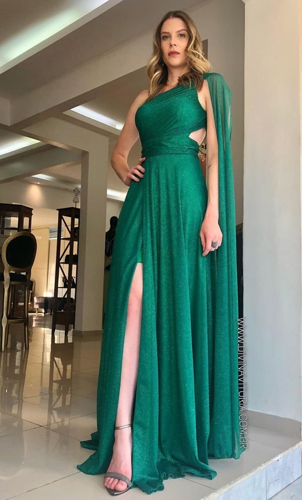 vestido de festa longo verde esmeralda em lurex, um ombro só com capa longa e saia transpassada. 