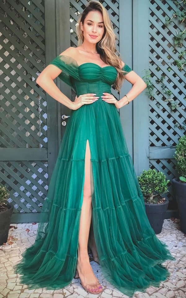 vestido verde esmeralda lindíssimo de tule com fenda e decote ombro a ombro.