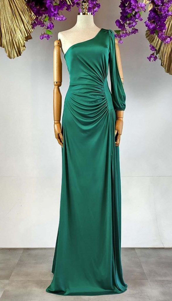 vestido de festa verde com uma manga longa