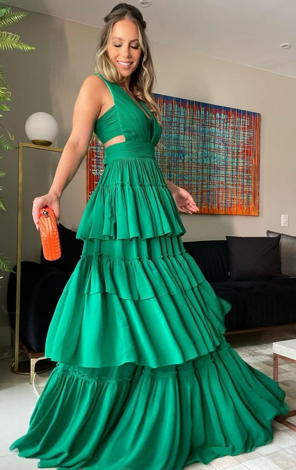 Vestido longo verde esmeralda com recorte na lateral e saia em camadas
