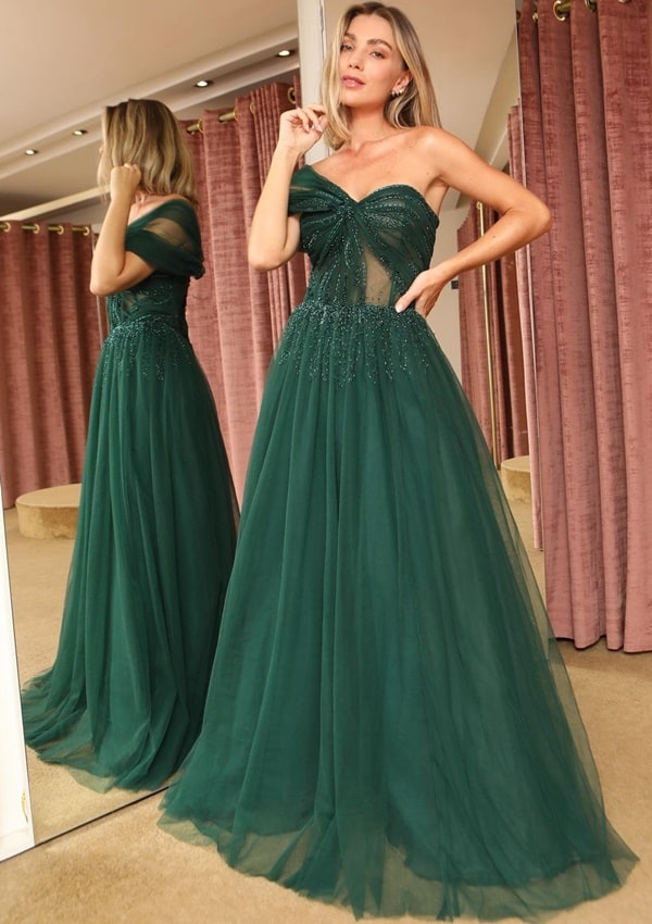 vestido de festa longo verde um ombro só de tule com brilho no tecido do vestido