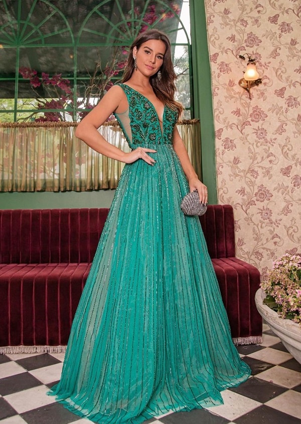  Vestido longo verde esmeralda com um leve brilho por todo vestido, ideal para casamentos à noite