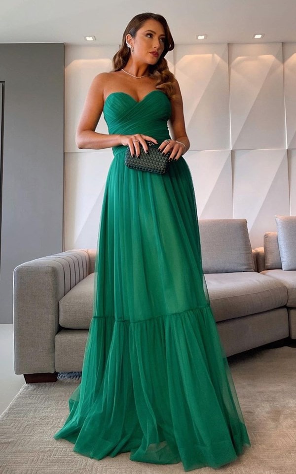 vestido de festa longo verde esmeralda fluido com decote tomara que caia