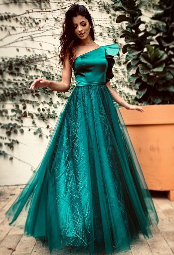 vestido verde esmeralda um ombro só para madrinha de casamento ao ar livre