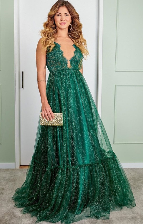 vestido de festa verde fluido e com um leve brilho no tecido do vestido