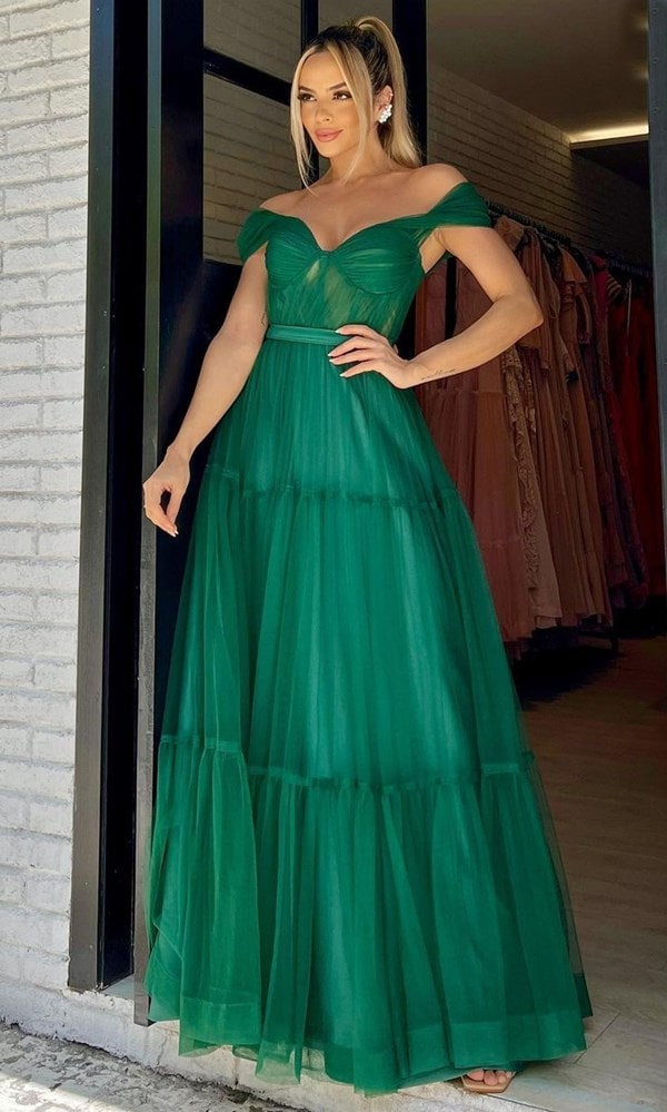 vestido de festa longo verde esmeralda de tule com corpete estruturado e decote ombro a ombro para madrinha de casamento