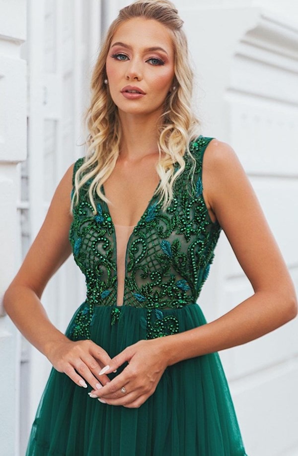 vestido verde esmeralda fluido com bordado