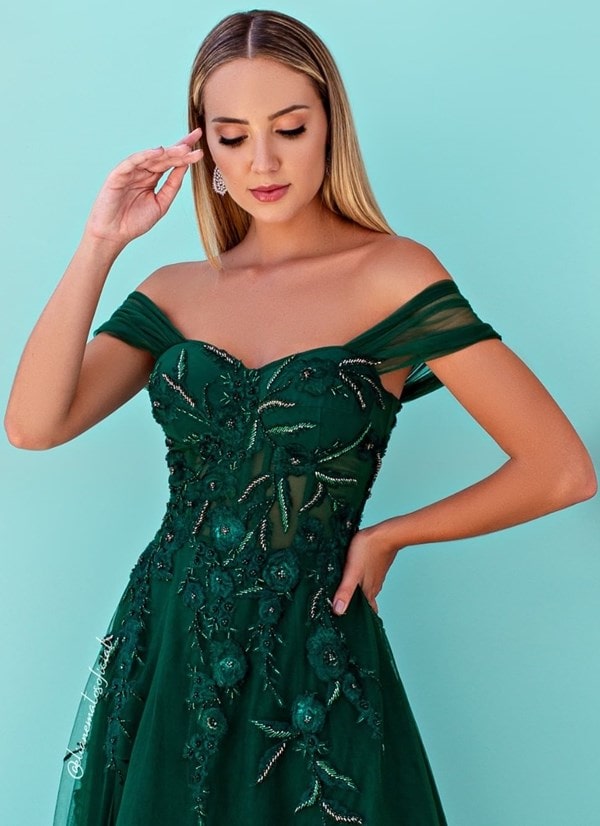 Vestido verde esmeralda com bordados 3D e corpete estruturado.