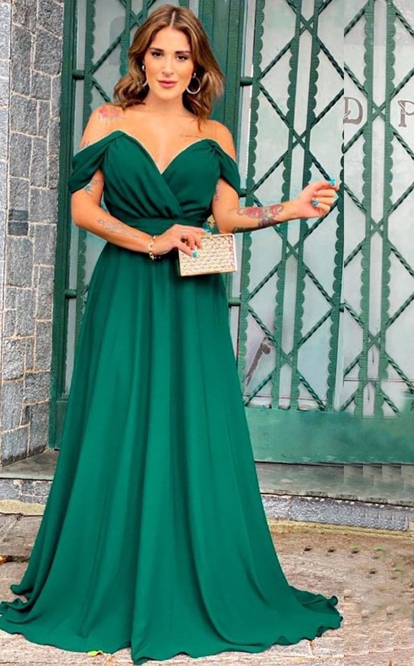 Vestido verde esmeralda fluido com decote ombro a ombro
