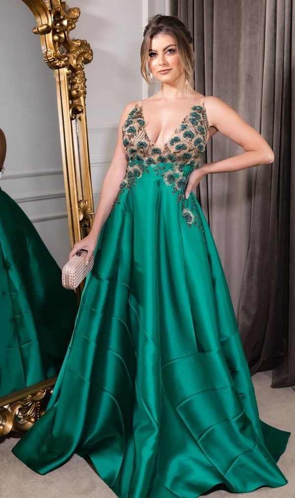 vestido verde esmeralda alfaiataria com saia ampla lisa e bordado na parte de cima
