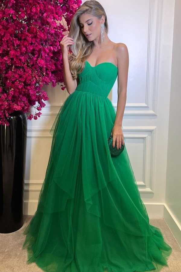 vestido de festa longo verde de tule com decote tomara que caia e saia em camadas