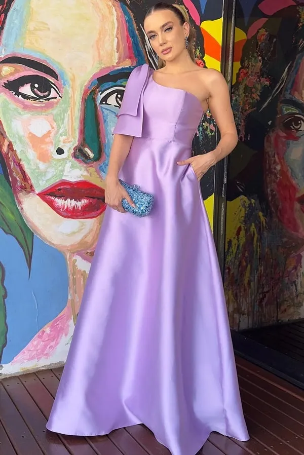 vestido de festa longo lavanda, modelo um ombro só com maxi laço no ombro