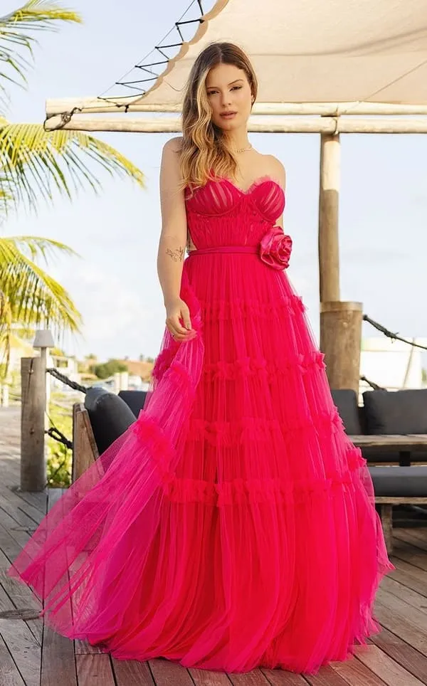 vestido rosa pink de tule com decote tomara que caia para madrinha de casamento, o vestido ´possui cinto com flor 3d na cintura