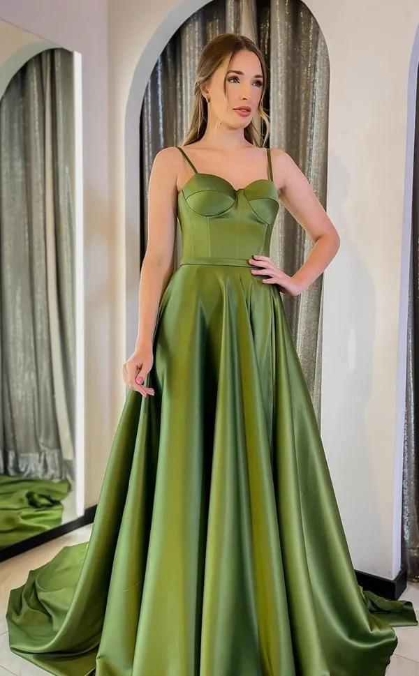 vestido de festa longo verde oliva para madrinha de casamento, vestido com decote discreto, alças finas, saia fluida e corselete